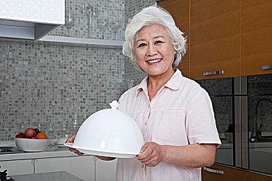 《使命召唤》联动《古墓丽影》视频 劳拉美丽强悍